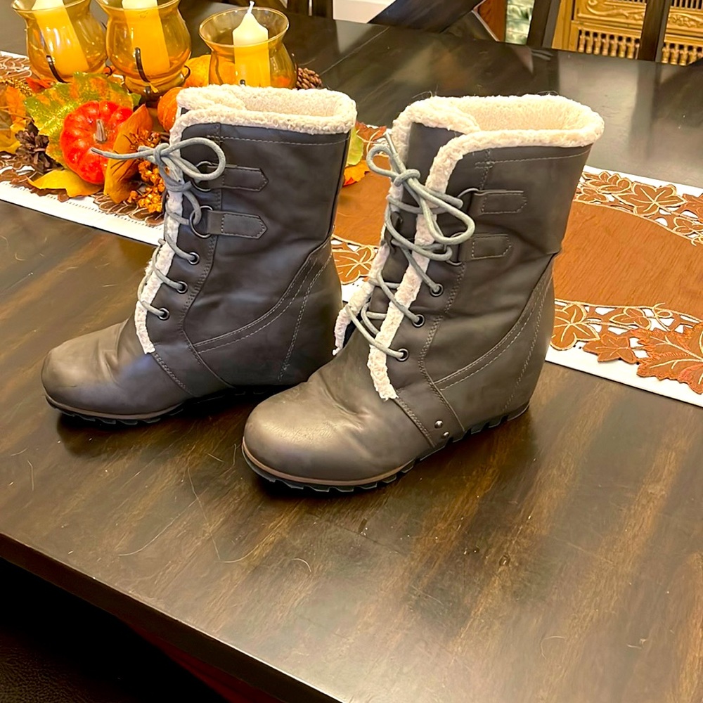 Wedge boots
